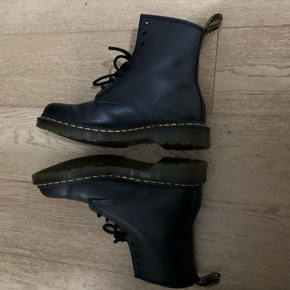 Barely worn Dr Martens. I have worn these 2 times.